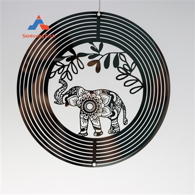 Leptaný kovový ornament větrný spinner